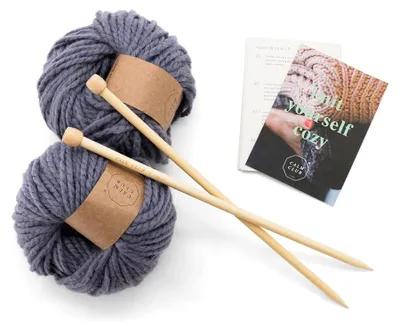 Strickanfänger-Set für Decke mit Holzstricknadeln und Wolle