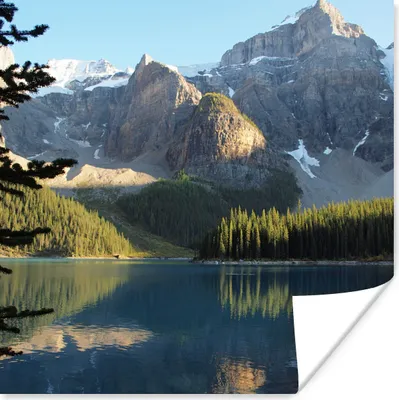 Produktbild von MuchoWow® Poster Schneebedeckte Berge und Wälder spiegeln sich im Moraine Lake in Kanada 30x30 cm - Wandposter - Printing