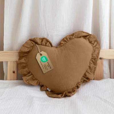 Imagen del producto de Cojín decorativo corazón marrón con volantes, sin aplicación dorada - muselina