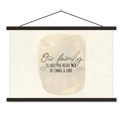 Produktbild von MuchoWow® Textilposter Zitate - Familie - Unsere Familie ist genau die richtige Mischung aus Chaos und Liebe - Sprüche 90x60 cm mit schwarzem Rahmen - Aufhängungssatz