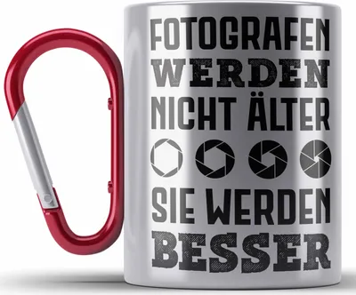 Produktbild von Trendation - Fotograf Edelstahl Tasse Karabiner Zubehör Fotografie Geschenk Fotografieren Karabiner Edelstahl Tasse Karabiner Edelstahl Geschenkideen Lustiger Spruch (Rot)