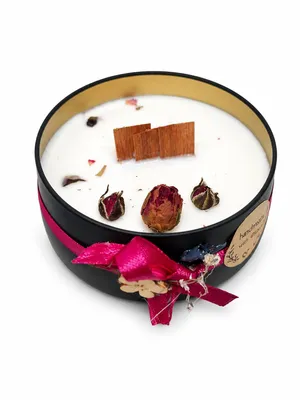 Produktbild von Handgegossene Duftkerze Amelia's Symphony aus 100 % Sojawachs mit Holzdocht, Frizzante & Rose, Duftkerze mit echten Rosenblüten in Metalldose, Ø 8 cm