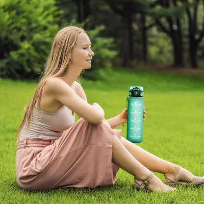 Produktbild von 1 Liter Sportflasche mit Strohhalm - auslaufsicher und motivierend für Erwachsene und Kinder - ideal für Schule, Sport und Radfahren