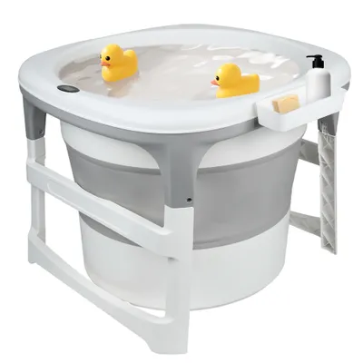 A baby bathtub filled with water and two rubber ducks.