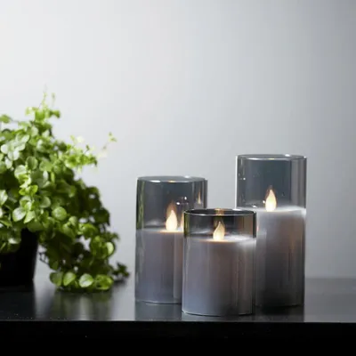 Produktbild von LED Kerze im Glas - Windlicht - Echtwachs - flackernde gelbe Flamme - Timer - H: 12,5cm - grau
