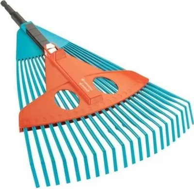 Zdjęcie produktu dla Grabie do trawy GARDENA Combisystem, regulowane 35cm-52cm, 22 zęby, wzmocniony plastik