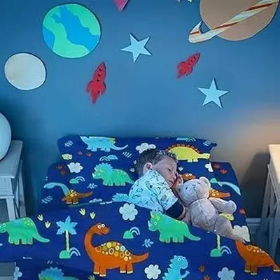 Produktbild von Little Dutch Kinderbettwäsche aus atmungsaktivem Musselin mit Dino-Motiv