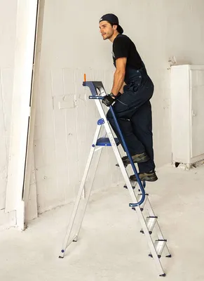 Produktbild von Eine robuste, aus Aluminium gefertigte Leiter mit sechs Stufen, Sicherheitsgeländer und einer abnehmbaren Werkzeugablage