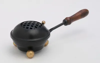 Produktbild von Weihrauchpfanne, Räucherpfanne aus Eisen in Schwarz mit Holzgriff Ø 8 cm für Räucherkohle