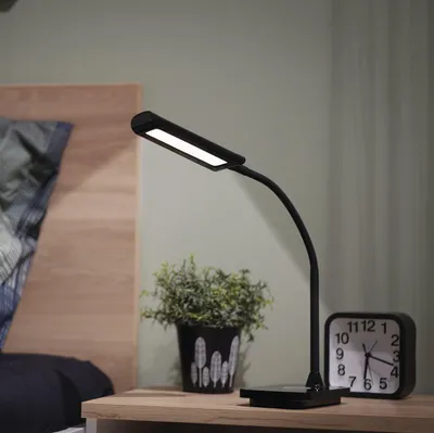 Zdjęcie produktu dla Lampa stołowa LED EMOS KYLE 5,5W, 300lm, ładowanie telefonu komórkowego, timer, możliwość ściemniania, regulowana barwa światła, wysoki współczynnik CRI >90, kabel ładujący 1,5m + adapter, czarny, Z7639