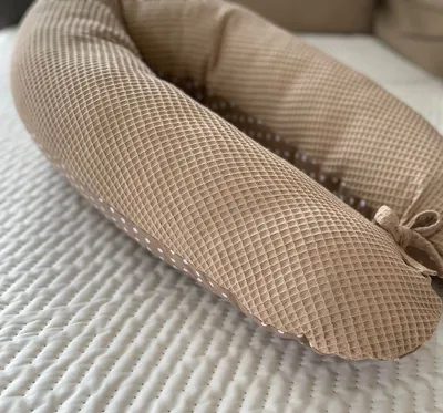 Produktbild von 170 cm M/L Kissen Seitenschläferkissen Schwangerschaftskissen Stillkissen Bezug Waffelpique  TAUPE/ Punkte Braun Relaxkissen Schlafen LOOLAY