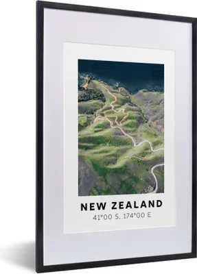 Produktbild von MuchoWow® Gerahmtes Poster Neuseeland - Strand - Berge - Grün 40x60 cm - Poster mit Schwarzem Bilderrahmen Wandposter Rahmen Foto Bilder - Poster in Rahmen