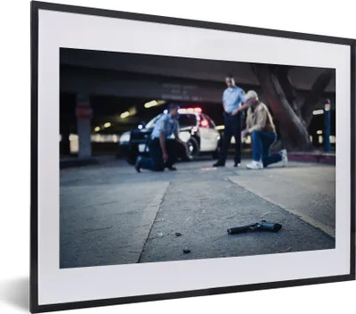 Produktbild von MuchoWow® MuchoWow® Gerahmtes Poster Die Polizei am Tatort 40x30 cm - Poster mit zchwarzem Bilderrahmen - Bilderrahmen - Poster im Rahmen