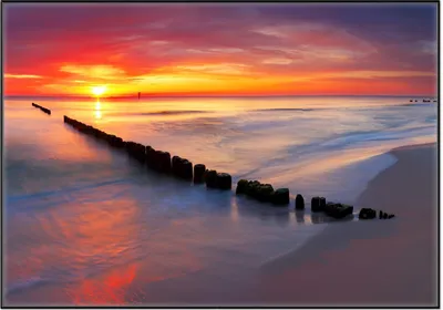 Produktbild von Wallario Wandbild Farbenspiel im Himmel - Sonnenuntergang am Strand, Größe: 70,30 x 100,30 cm, Poster mit schwarzem Aluminiumrahmen