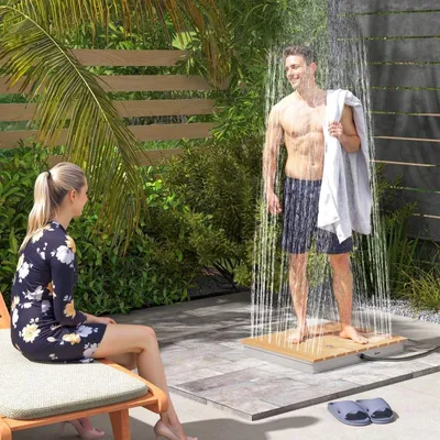 Obrázek produktu pro Fortuna Lai Podlahová sprcha Zahradní sprcha s nastavitelným nožním kolečkem Hliníková venkovní sprcha s výškou fontány až 4 m 70 x 55 cm Saunová sprcha Vzhled dřeva Protiskluzová Odolná proti povětrnostním vlivům Venkovní kempingová sprcha pro bazén Sauna