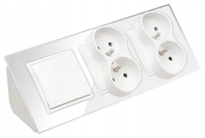 Produktbild von Adelid Quadra 4-fach Glas Steckdose mit Schalter Weiß