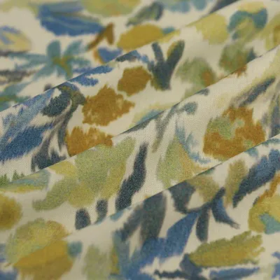 Productafbeelding van Viscose popeline stof, 142 cm breed, ikat motief, bloemenprint, groen, model MT