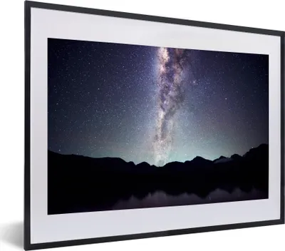 Produktbild von MuchoWow® MuchoWow® Gerahmtes Poster Die blau leuchtende Milchstraße 40x30 cm - Poster mit zchwarzem Bilderrahmen - Bilderrahmen - Poster im Rahmen