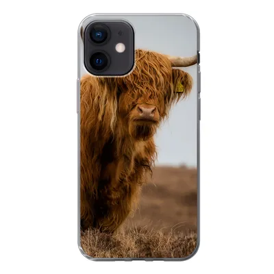 Produktbild von MuchoWow® Handyhülle Schutzhülle Hülle für iPhone 12 Schottischer Highlander - Düne - Gras Silikon Softcase Handy Hülle - Schutzhülle