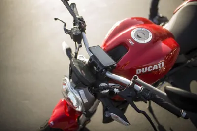 Immagine prodotto di SP-CONNECT Moto Bundle fissato sul manubrio Samsung S9+