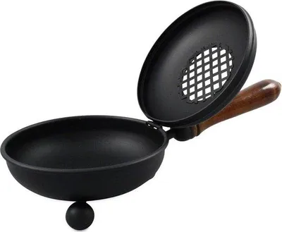 Image de Casserole en fonte noire avec poignée en bois, couvercle rabattable
