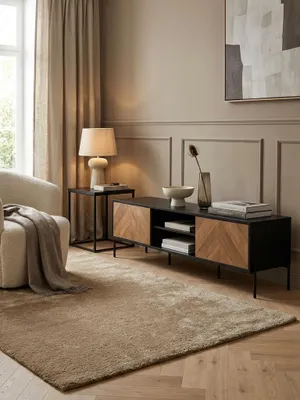 Modernes Lowboard 163 cm breit aus schwarzem Holz und Eiche-Dekor als stilvoller TV-Schrank in einem minimalistisch eingerichteten Wohnzimmer mit Wollteppich._#sku_SAFWL6.580#