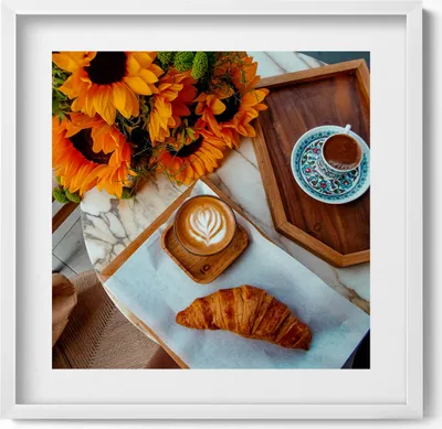 Produktbild von Französisches Croissant und Kaffee– Wandbild mit Rahmen – Gerahmtes Bild  – Wanddekoration – 50x50 cm –  Weiß Rahmen