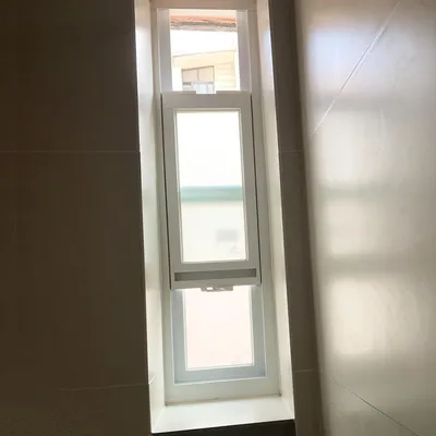 Produktbild von Schmales, mattiertes Schiebefenster in Weiß, 30,5 cm, als Ersatz für Schuppen, Dachboden und Baumhaus, passend für 30 x 145 cm sowie für Höhen von 45–150 cm