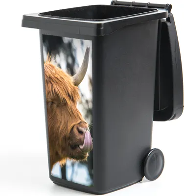 Produktbild von MuchoWow® Mülltonnenaufkleber Schottischer Highlander - Nase - Baum 44x98 cm - Containeraufkleber - Aufkleber - Mülltonnen-Aufkleber