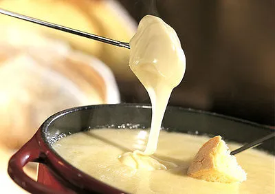 Produktbild von Käse für Fondue Schweizer Käse Fonduekäse kräftige frisch geriebene Käsesorten 400 GR