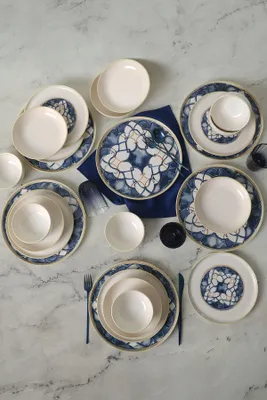 Produktbild von Hermia Concept, Hochwertiges 24-teiliges Dinner Set aus 100% Steinzeug, Weiß und Blau | 6 Schalen (12 cm), 6 Kuchenteller (22 cm), 6 Essteller (18 cm), 6 Servierplatten (28 cm) | Spülmaschinen- und Mikrowellengeeignet.