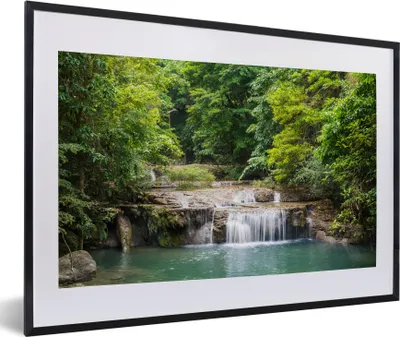 Produktbild von MuchoWow® MuchoWow® Gerahmtes Poster Grüne Bäume entlang des Flusses oberhalb eines Wasserfalls im Erawan-Nationalpark 60x40 cm - Poster mit zchwarzem Bilderrahmen - Schlafzimmer - Plakat in Rahmen -