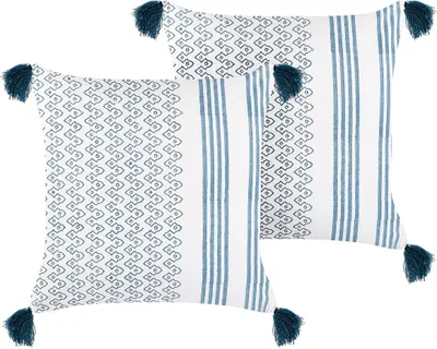 Produktbild von BELIANI Dekokissen 2er Set Weiß und Blau Baumwolle 45 x 45 cm Bezug mit Füllung Reißverschluss Quasten Geometrisches Muster Boho Modern Wohnzimmer