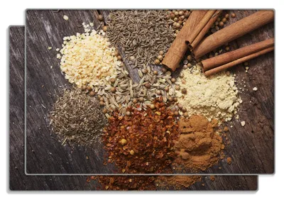 Produktbild von Wallario Frühstücksbrettchen 2er Set aus Glas, je 20 x 30 cm, mit rutschfesten Füßen, Motiv Aromatische trockene Gewürze in der Küche