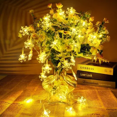 Produktbild von Weihnachten Schneeflocke Lichterketten - 6M/19,6ft mit 40 LED, Batteriebetrieben, 2 Modi, Wasserdicht für Innen und Außen, Ideal für Hochzeiten, Neujahr und Garten Weihnachtsdekoration (Warmweiß)