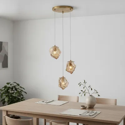 Productafbeelding van Hanglamp Odelle 3-lichts goud met amber glas, AI-gegenereerde afbeelding