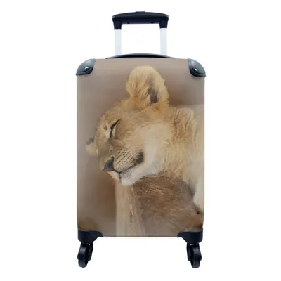 Produktbild von MuchoWow® Koffer Handgepäck Trolley Rollkoffer Kleine Reisekoffer mit 4 Rollen - Löwe - Kind - Schlaf - Cabin Size < 55x40x23 cm & 55x40x20 cm - Kinderkoffer - Kabinenkoffer - Boardgepäck - Reise-Box - Reisekoffer - Reisegepäck - Koffer mit Bild - Trolley für Kinder