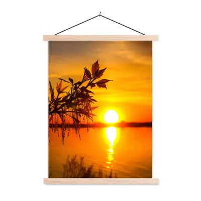 Produktbild von MuchoWow® Textilposter Sonnenuntergang - Wasser - Pflanzen - Orange 120x160 cm mit holzfarbenen Rahmen - Plakatkarton