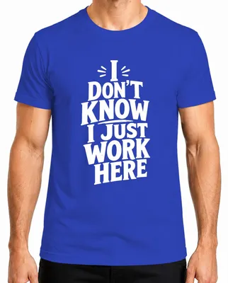 Imagen del producto de "No lo sé, solo trabajo aquí." Camiseta para hombre, marca Lustig Arbeit, con texto sarcástico, color azul, talla XL