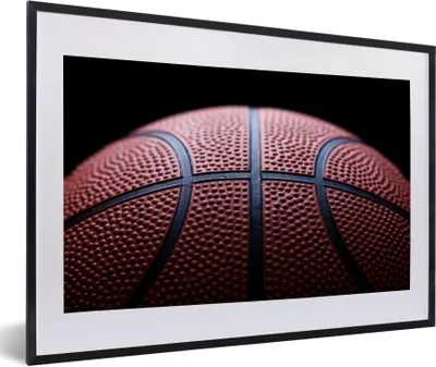 Produktbild von MuchoWow® Gerahmtes Poster Ein Basketball auf schwarzem Hintergrund 60x40 cm - Poster mit Schwarzem Bilderrahmen Wandposter Rahmen Foto Bilder - Schlafzimmer - Plakat in Rahmen - Drucken