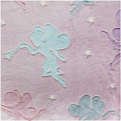 Rosa Wellness Fleece Kindermotiv Stoff mit niedlichen Elfen und Sternen.