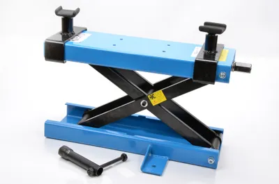A blue and black scissor jack for motorcycles, shown on a white background with its accessories.