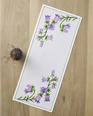 Zdjęcie produktu dla Zestaw Permin do haftu krzyżykowego na bieżnik stołowy „Table runner Bellflower”, 27 x 64 cm