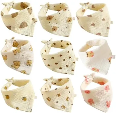 Produktbild von PolkaHome® Dreieckige Baby-Lätzchen Set – Weiche Baumwoll-Speicheltücher, 9 Stück, Beige, 20x15x1 cm