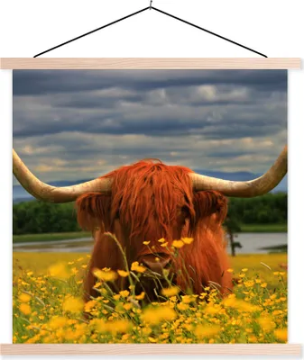 Produktbild von MuchoWow® Textilposter Schottisches Hochlandrind - Tiere - Blumen 60x60 cm mit holzfarbenen Rahmen - Wanddekoration