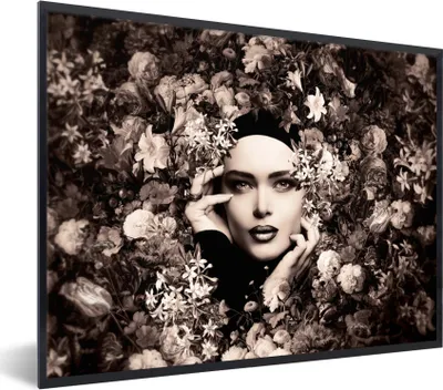 Produktbild von MuchoWow® Gerahmtes Poster Frau - Blumen - Botanisch - Natur 80x60 cm - Poster mit Schwarzem Bilderrahmen Wandposter Rahmen Foto Bilder - Schwarzem - Mit Gestell