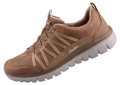 Auf dem Bild ist ein hellbrauner Freizeitschuh zu sehen der von der linken Seite abgebildet ist. Der Schuh hat eine weiße Sohle und ist aus einem Material gefertigt das wie Wildleder aussieht.