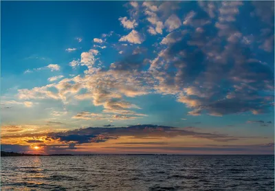 Produktbild von Wallario Fototapete Vliestapete, seidenmatte Oberfläche, einfache Verarbeitung, Größe 350 x 245 cm, Motiv Sonnenuntergang über einem Fluss
