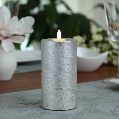 Produktbild von LED Kerze LINA - Rustik-Optik - Echtwachs - 3D Flamme - H: 15cm - D: 7cm - Timer - silber