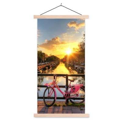 Produktbild von MuchoWow® Textilposter Amsterdam - Blumen - Brücke - Fahrrad - Sonnenuntergang 40x80 cm mit holzfarbenen Rahmen - Wohnzimmer